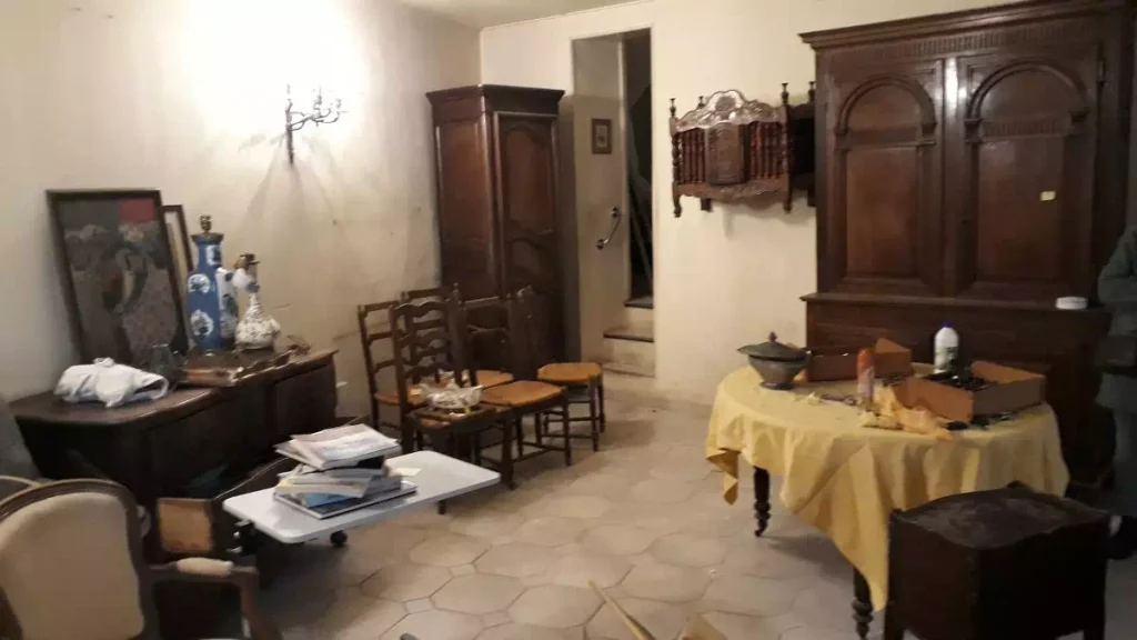 débarras mobilier massif dans une maison 13008