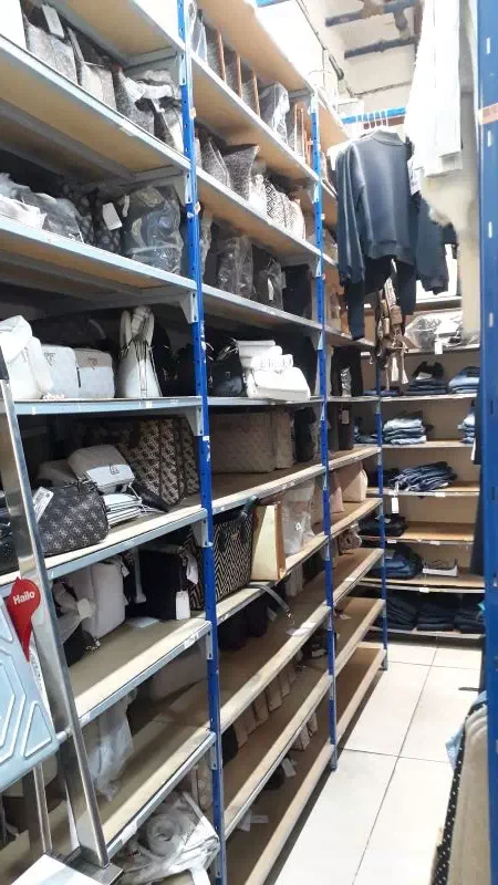 débarras de rayonnage et local commercial