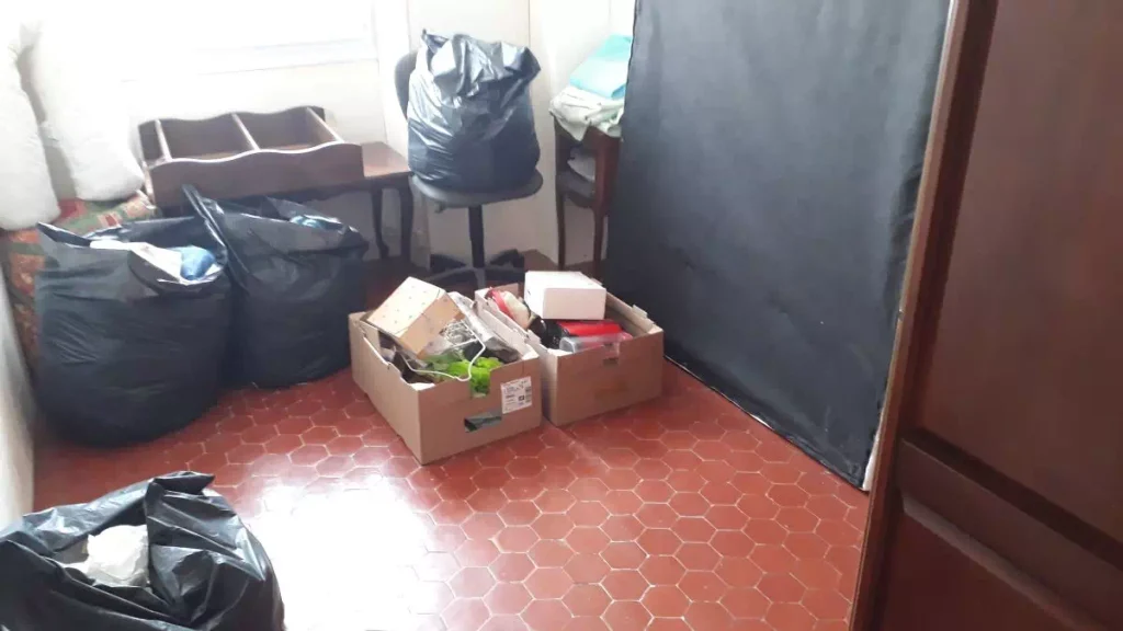 Avant débarras salon encombré