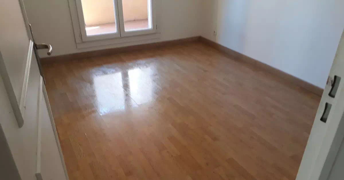 Chambre nettoyée après débarras dans un appartement à Aix-en-Provence