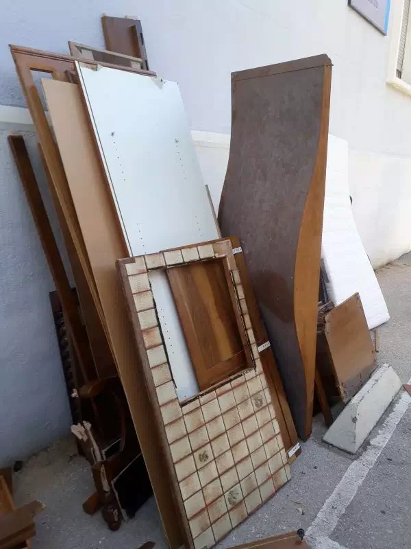 mobilier démonté pour évacuation en recyclage à la demande du client