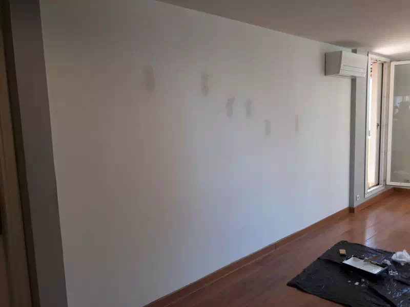 Rebouchage des trous et préparation du mur avant peinture dans un appartement à Aix-en-Provence