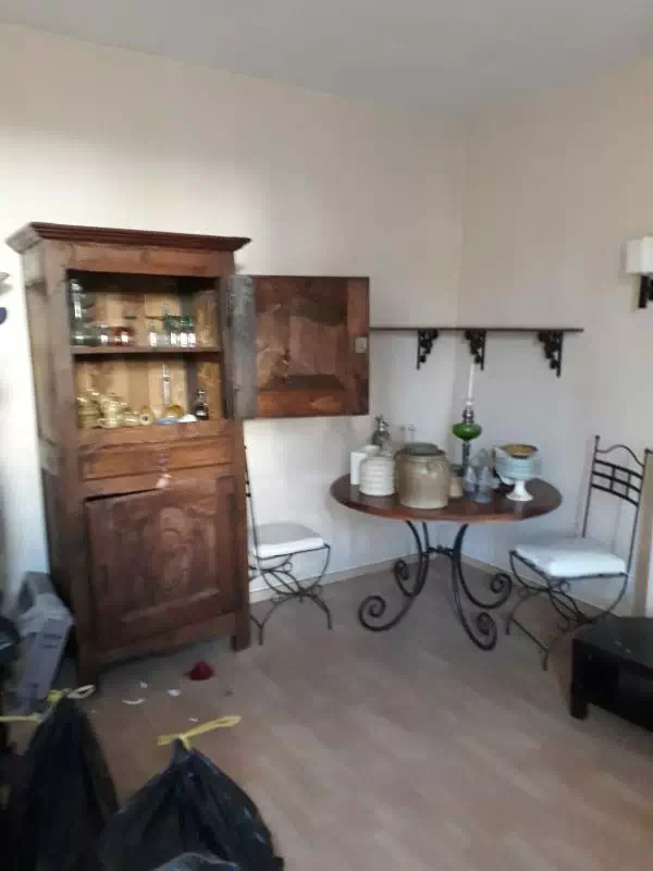 Un salon avant débarrassage et vente