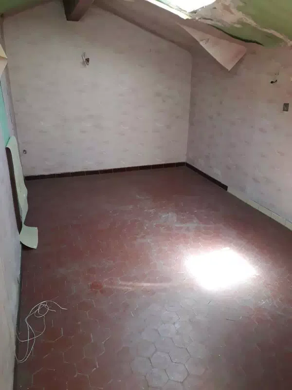 pièce entierement vidé et spacieuse
