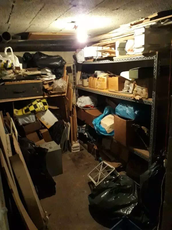 Cave encombrée avant débarras rue Breteuil à Marseille 13006