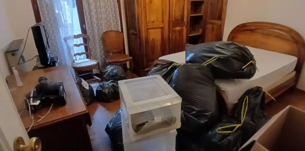 Appartement à vider sur Aubagne chambre encombré