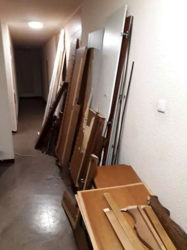Avant débarras d'un vaisselier démonté dans un appartement à Aubagne
