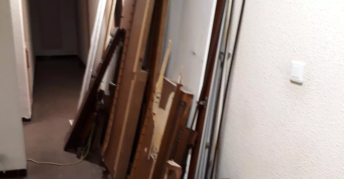 Débarras d'un vaisselier démonté à Aubagne résidence La Malounière avant intervention