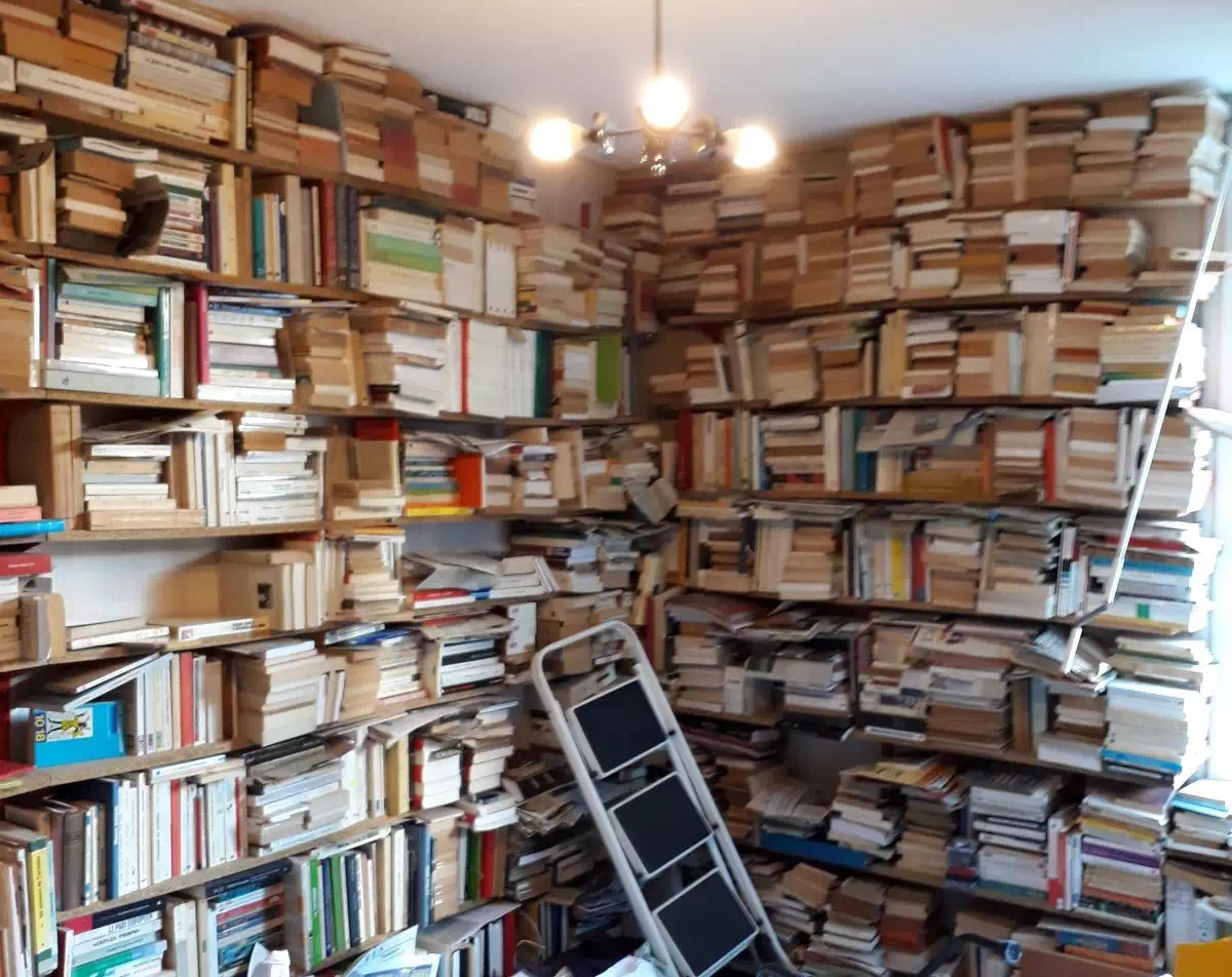 Debarras-Martigues-piece-rempli-de-livre