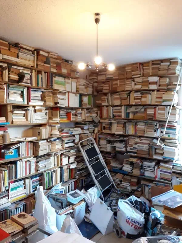 Grande quantité de livres lors d'un débarras d'appartement à Martigues