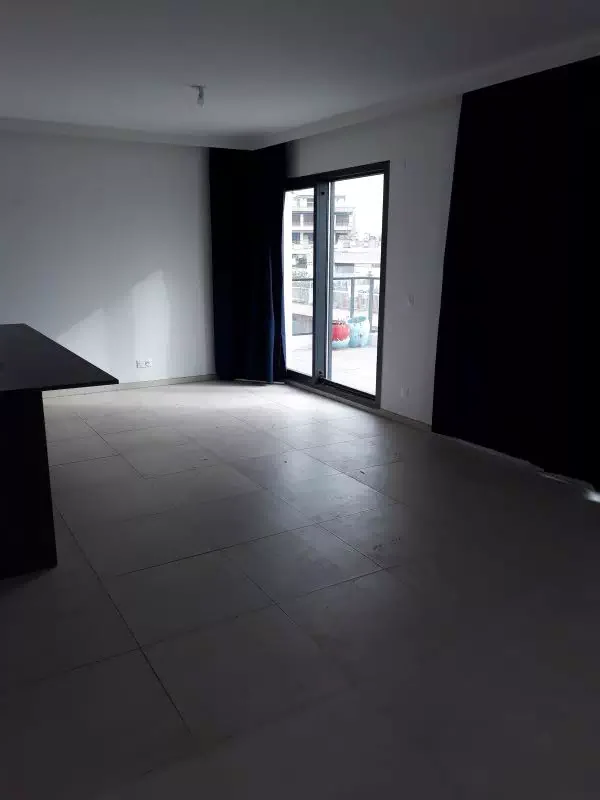 Séjour après débarras d'un appartement à Marseille 8e