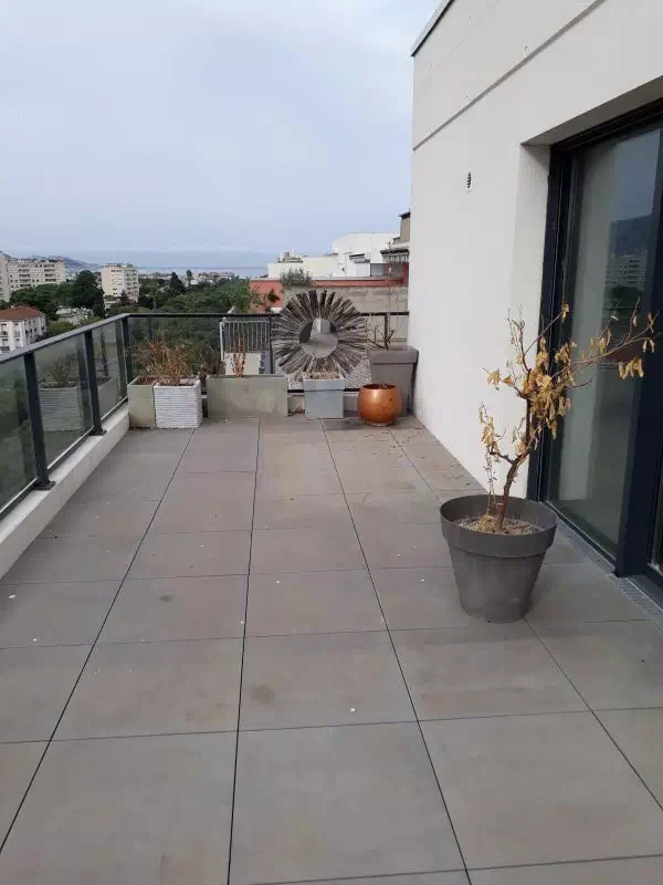 Terrasse après débarras d'un appartement avenue du Prado