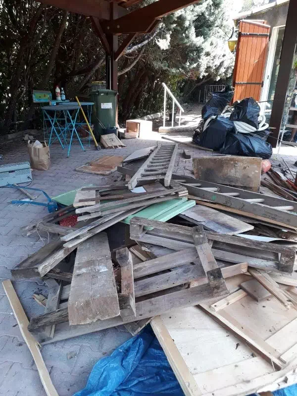 Bois et matériaux entreposés sous un abri extérieur à Bouc-Bel-Air