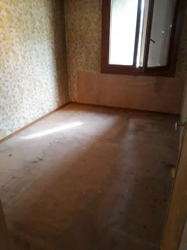 Une chambre libérée de son mobilier après le débarras de l'appartement.