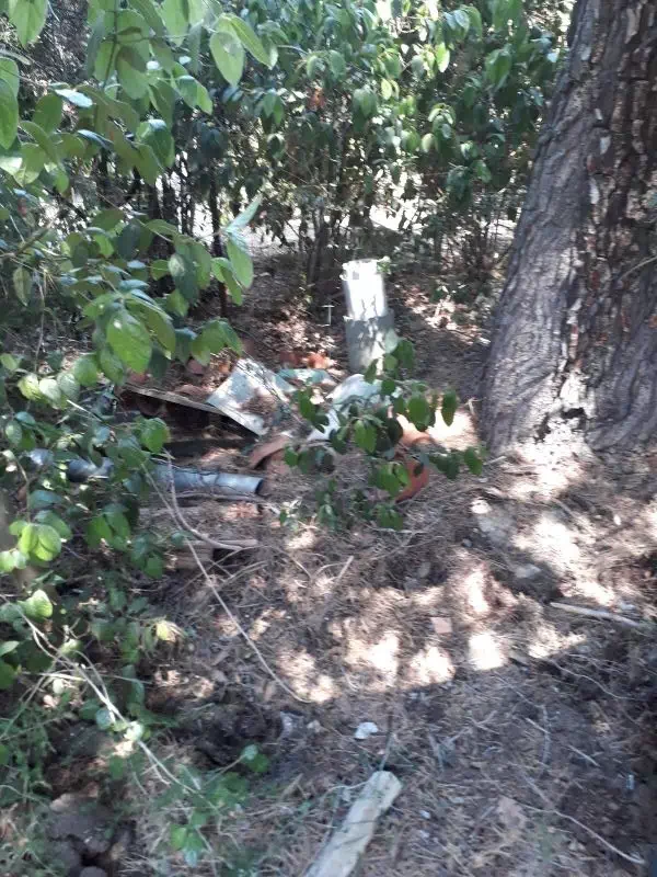 Objets et matériaux abandonnés sur un terrain à Bouc-Bel-Air